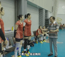 宋世雄向中国女排队员鞠躬。